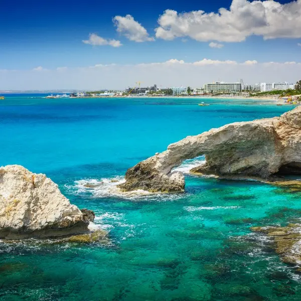 איה נאפה: גן עדן לחופים, בילויים והרפתקאות בלתי נשכחות