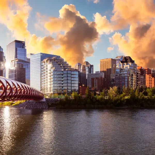 גלו את הקסם התוסס של קלגרי בשער הרי הרוקי הקנדיים!