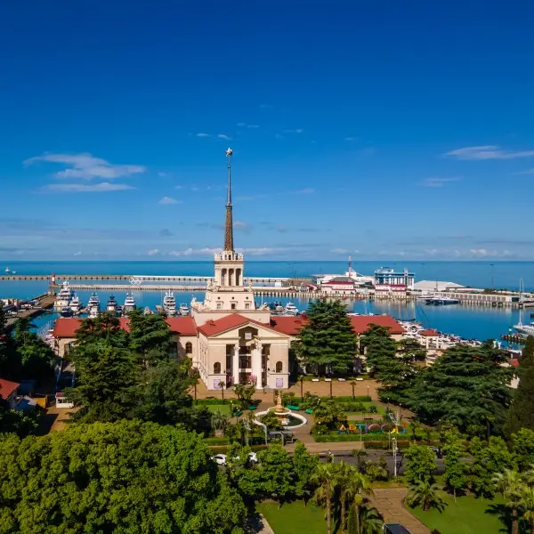 גלה את קסם סוצ'י – החופשה המושלמת על חוף הים השחור!