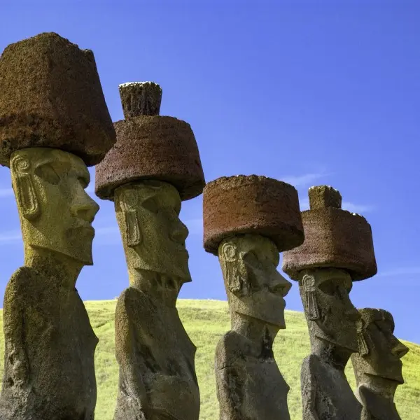 אי הפסחא: גלו את סודות הפסלים המסתוריים בלב האוקיינוס