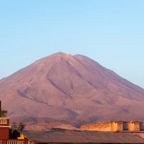 הכירו את אראקיפה: הפנינה הלבנה של פרו קוראת לכם!